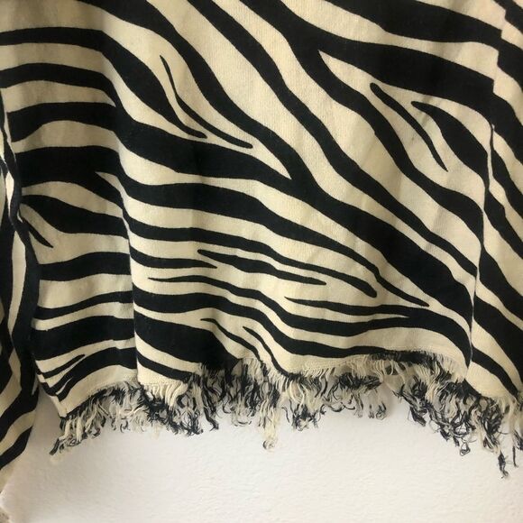 Monroe & Main Zebra print Pullover Sweater size  L - Picture 3 of 7